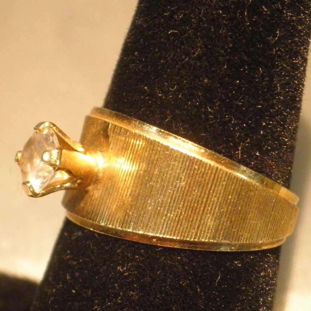UNCAS 14k HGE Woman's Ring with single rhinestone Size 7